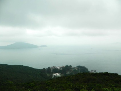 Trasee de drumeții prin Hong Kong prin munți până la plajele unui golf cu valuri mari și în China, în fotografii