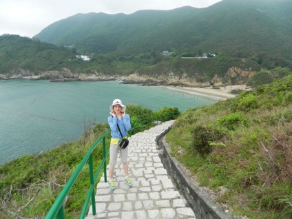Trasee de drumeții prin Hong Kong prin munți până la plajele unui golf cu valuri mari și în China, în fotografii