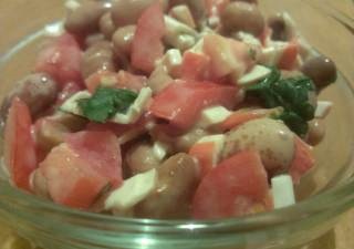 Salată de fasole spumante cu roșii și usturoi - rețetă cu fotografie