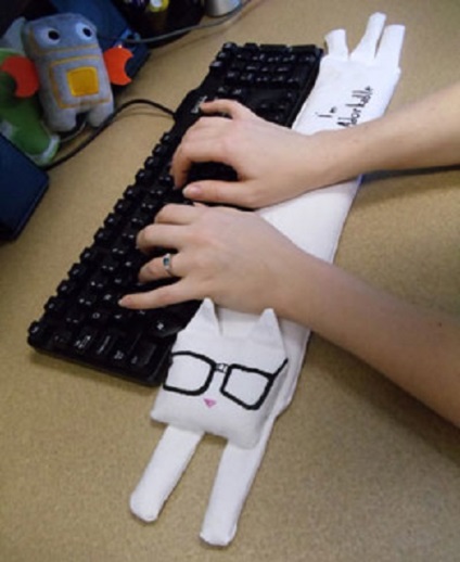 Pisica perna pentru tastatura, pisica si pisica