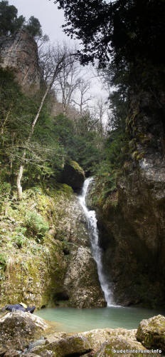 În conformitate cu defileul Kurdjip, cascada 