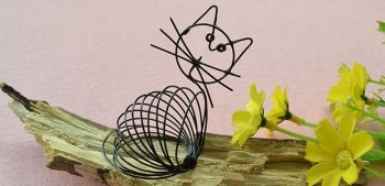 Lucruri utile minuțioase reprezintă hârtia sub formă de pisică din fire, cu mâinile tale