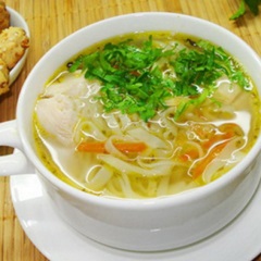 Proprietăți utile și conținut de calorii al supă de pui