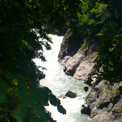 Mergeți la cascada de pe cursul Kurjeps și un picnic pe râul alb, surferi de pe șosea