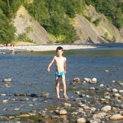 Plimbați-vă la cascada de pe cursul Kurjeps și un picnic pe râul alb, surferii de pe șosea