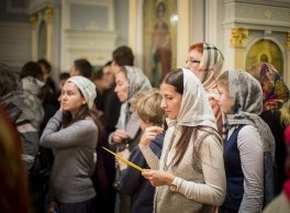 Simpla ghicire pe hârtie cu un stilou, bucurie de sex feminin