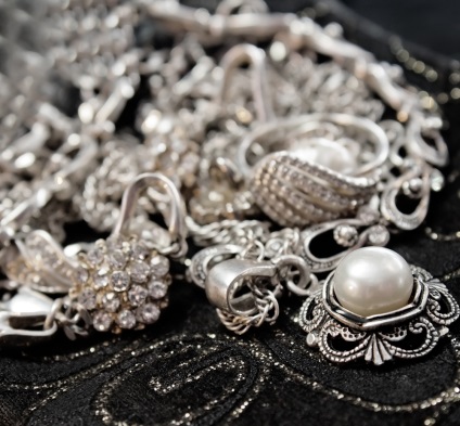 Argintul provoacă popularitatea metalului în bijuterii