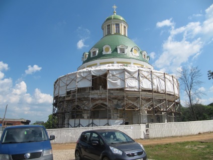 Un templu rotund vechi din satul Podmokovo - târg de meșteșugari - manual, manual