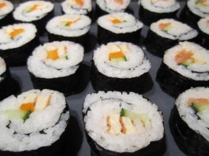 Tort de rulouri și sushi (foto în articol)