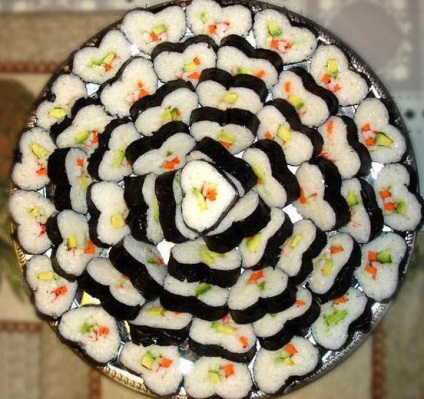 Tort de rulouri și sushi (foto în articol)