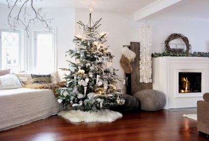 Decorarea unui copac de Anul Nou - decor frumos de pom de Crăciun pentru noul an - interior molid