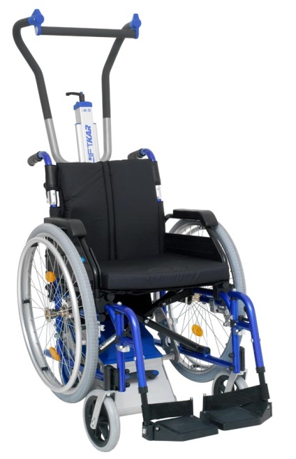 Dispozitiv pentru ridicarea și coborârea unui scaun cu rotile pe scări