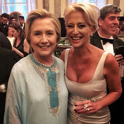 În rețea discutând costumul lui Hillary Clinton la nunta fiicei unui miliardar marocan, o bârfă