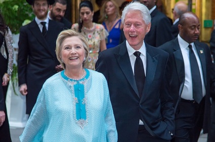 În rețea discutând costumul lui Hillary Clinton la nunta fiicei unui miliardar marocan, o bârfă