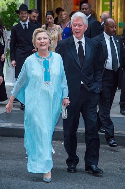 În rețea discutând costumul lui Hillary Clinton la nunta fiicei unui miliardar marocan, o bârfă