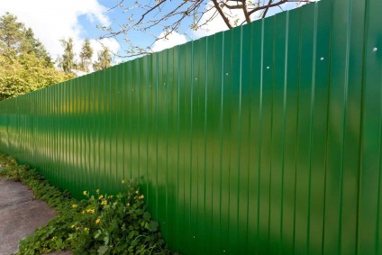 A kerítés hullámkarton saját kezűleg a rúd technika, összeszerelés titkok