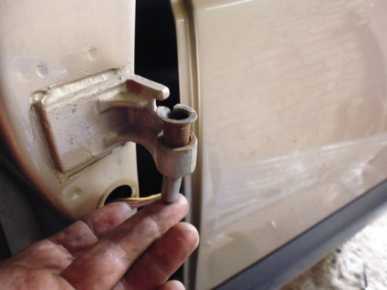 Înlocuirea manșoanelor de articulație a arcului de blocare și a articulației ușilor balamalelor (VAZ 2123), Chevrolet Niva (VAZ 2123)