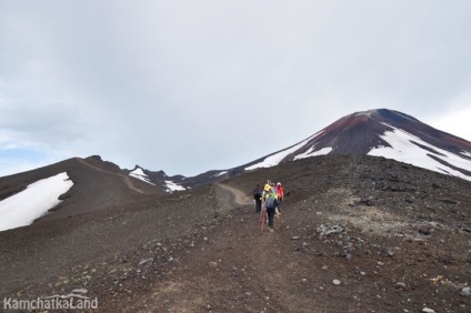 Avachinsky vulcan în Kamchatka cu o echipă de kamchatkaland