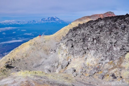 Avachinsky vulcan în Kamchatka cu o echipă de kamchatkaland