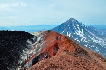 Avachinsky vulcan în Kamchatka cu o echipă de kamchatkaland