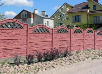 Garduri de beton - fabricarea și instalarea de mâini proprii, opțiuni foto