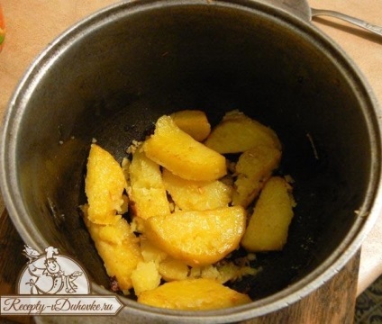 Cartofii de usturoi în rețeta cuptorului cu instrucțiuni simple pas cu pas