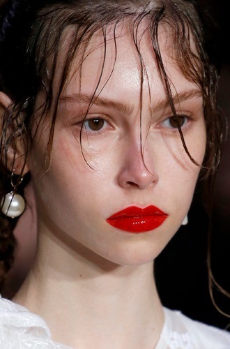 Citiți buzele cele mai la modă rujuri strălucitoare pentru primăvară și vară, Marie Claire