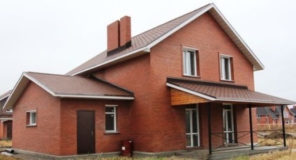 Proiectarea unei case din cărămidă în afara fațadelor foto cu mansardă