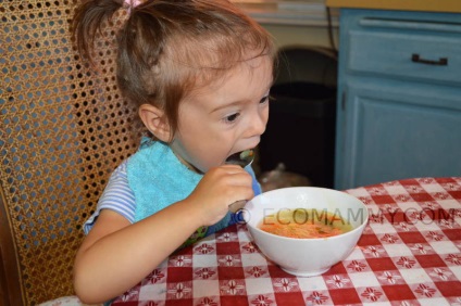 Ecomama - cum să înveți un copil să mănânce singură o lingură