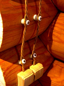 Cabluri electrice într-o casă din lemn