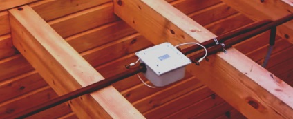 Cabluri electrice într-o casă din lemn