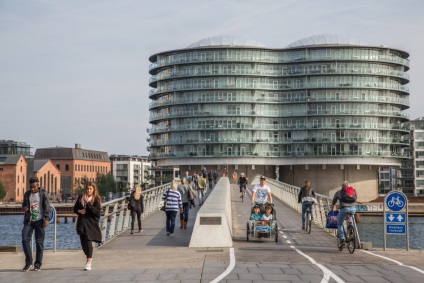 Inventați o bicicletă ca și cum ați face trasee de biciclete - aerul unui oraș