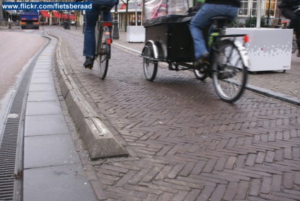 Inventați o bicicletă ca și cum ați face trasee de biciclete - aerul unui oraș