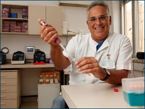 Carcinogenologul israelian promite că cancerul poate fi învins cu ajutorul ADN-ului