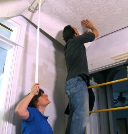 Cum să lipiți plafonul cu tapet