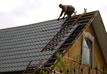 Как да се покрие покрива с метал с ръцете си