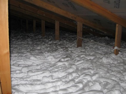 Как правилно да се изолира тавана под студен покрив, за да се избегне кондензация