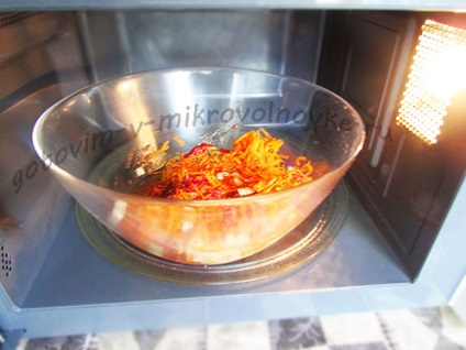 Cum să gătești ardei umpluți într-o rețetă cu microunde cu o fotografie