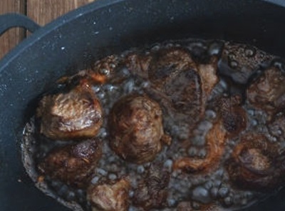 Főzni sült bárány bográcsban a kaukázusi üst kebab, kaukázusi konyha