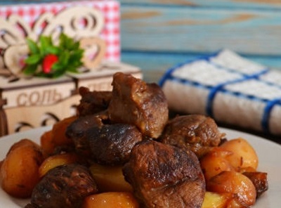 Főzni sült bárány bográcsban a kaukázusi üst kebab, kaukázusi konyha