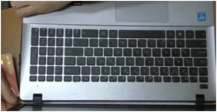 Cum să dezasamblați laptopul asus x550 pentru a înlocui unitatea și pentru a curăța lumina