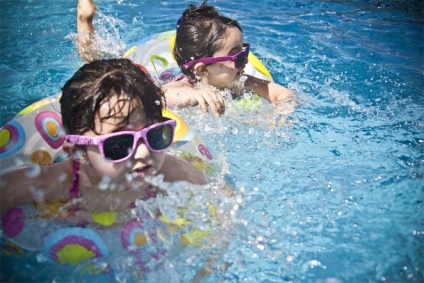 Cum se face un copil în condiții de siguranță înot în mare și piscină