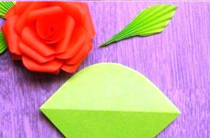 Hogyan készítsünk egy rózsát egy színes papírról, rózsákról