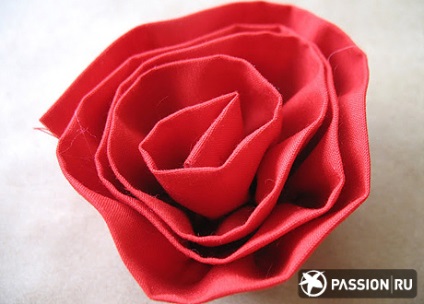 Cum să faci o inimă pentru Ziua Îndrăgostiților sub forma unei coroane de flori