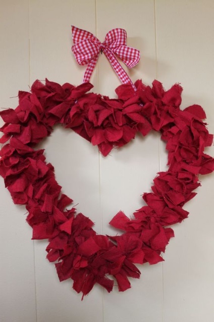 Cum să faci o inimă pentru Ziua Îndrăgostiților sub forma unei coroane de flori
