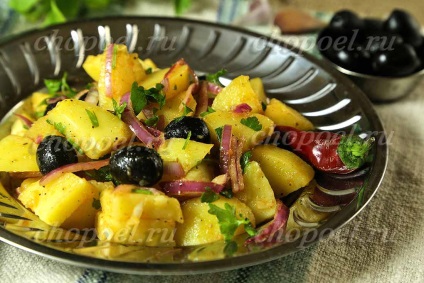Salată de cartofi cu ceapă și măsline negre