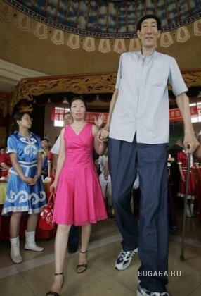 Ciobanescul chinez Bao Xishun (bao xishun) a recâștigat tutul celui mai înalt om din lume
