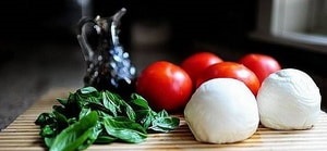 A klasszikus recept olasz Caprese saláta
