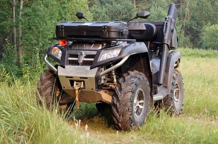 Fixarea cutiei sau a suportului pentru pistol pe ATV-ul pregătit pentru vânătoare