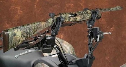 Fixarea cutiei sau a suportului pentru pistol pe ATV-ul pregătit pentru vânătoare